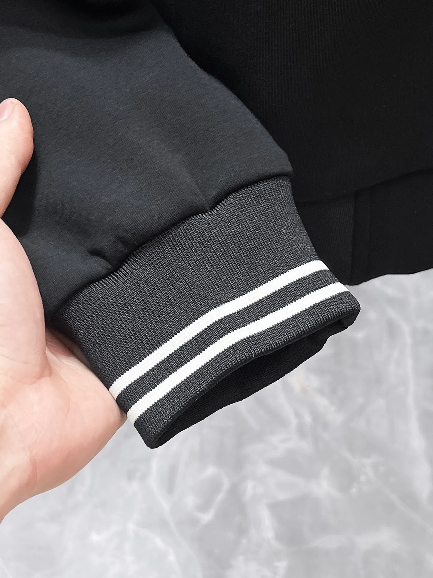 🅿️720 LV hot-selling suit is coming. Focus on the original version of the official website. 2025 new hot-selling cardigan suit. The original order is the best. 🇭🇰The meticulous work of top designers. It has a fitting and perfect upper body effect. All-natural high-quality Tencel Roman cotton 100%, close-fitting comfort, noble and elegant! Original hardware embodies elegance and nobility! Counter size: M-3XL (maximum wear up to 190 pounds)